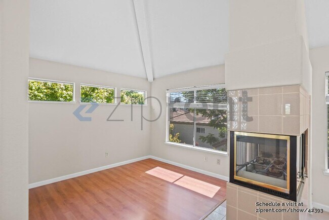 Building Photo - 914 Vista Pointe Dr