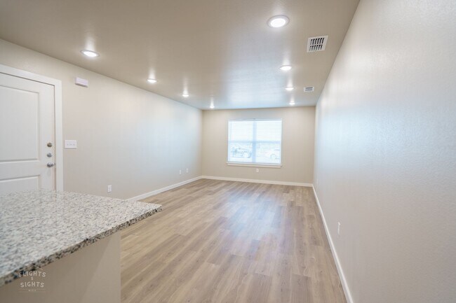 Building Photo - 3-Bedroom Townhome with Garage & Private Y...