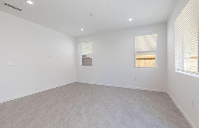 Building Photo - New Tesoro Viejo home with 3 bedrooms, 3 b...