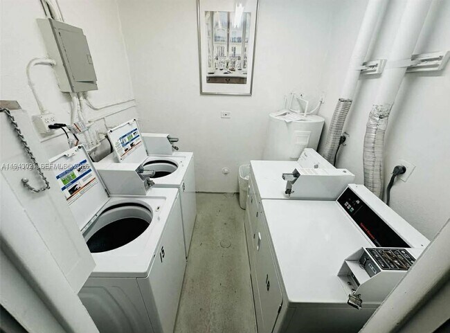 Building Photo - 215 SE 3rd Ave