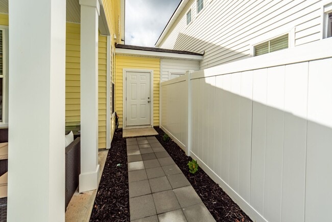 Building Photo - 121 Hawthorne Landing Dr