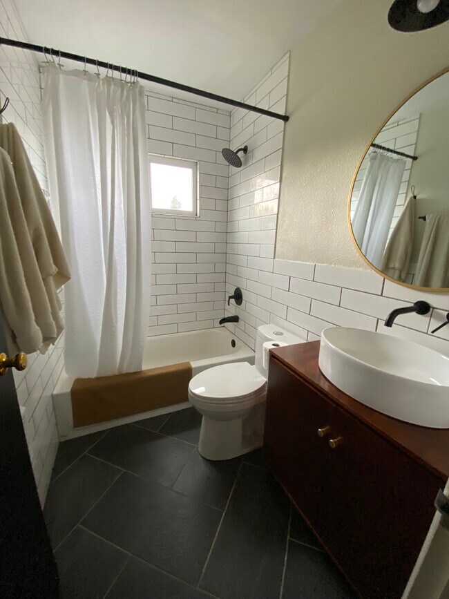 Building Photo - 517 W Milwaukee Dr