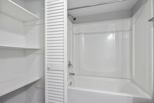 Building Photo - Renovated Basement level unit - West Linn, OR