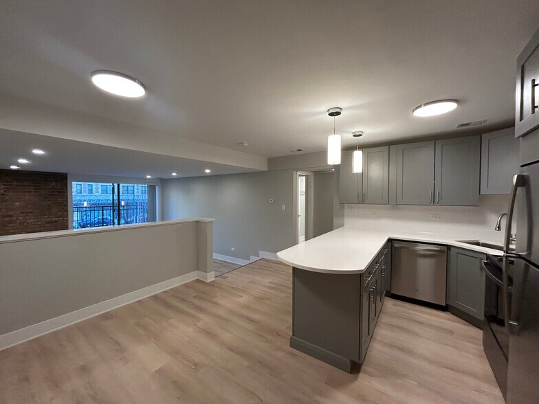 Building Photo - 1254 N La Salle Dr