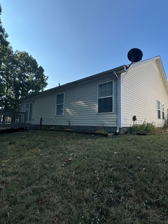 Building Photo - Beautiful 3 bed 2 bath home with open floorplan