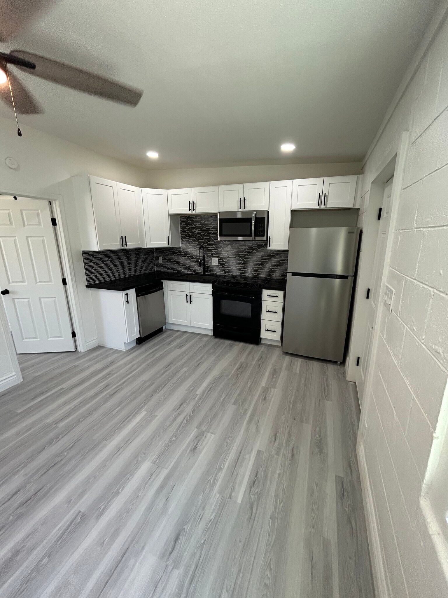 Unit A - 210 W Monroe Ave