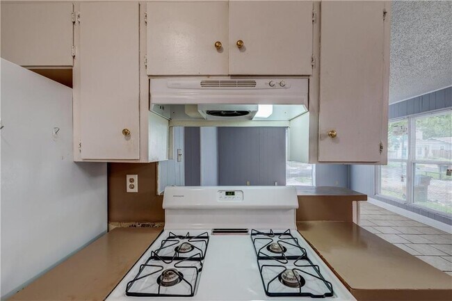 Building Photo - 1006 Fiesta St