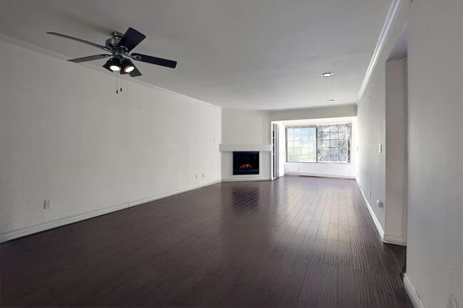 Building Photo - 5515 Canoga Ave