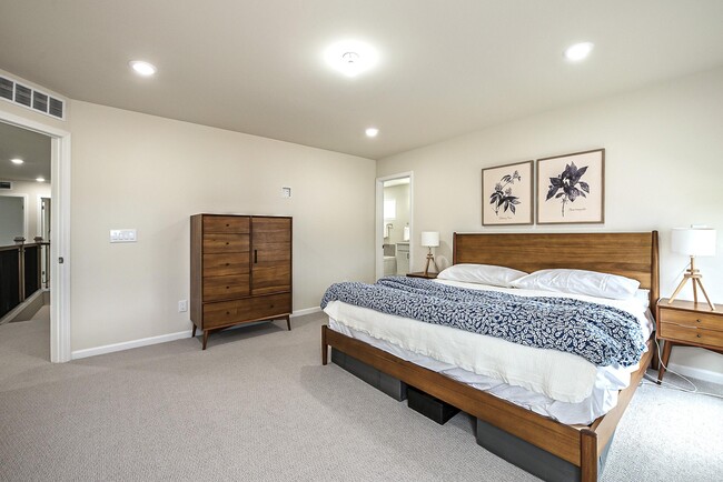 Building Photo - 737 Haywood Dr