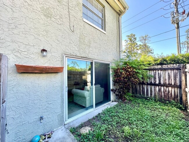 Building Photo - Effortless & comfortable 2Beds/1.5Bath tow...