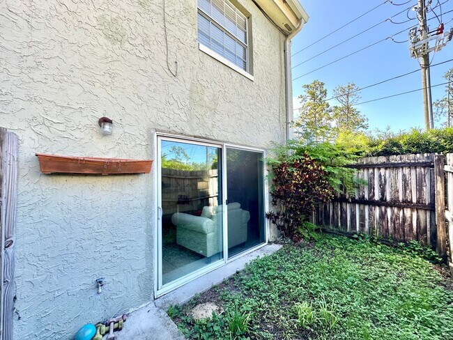 Building Photo - Simple & comfortable 2Beds/1Bath condo-liv...