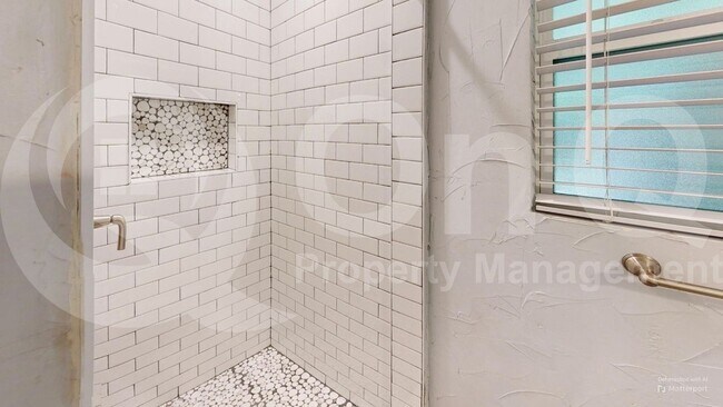 Building Photo - 1511 University Dr