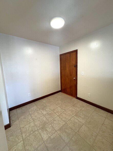 Building Photo - 580 Bridge St