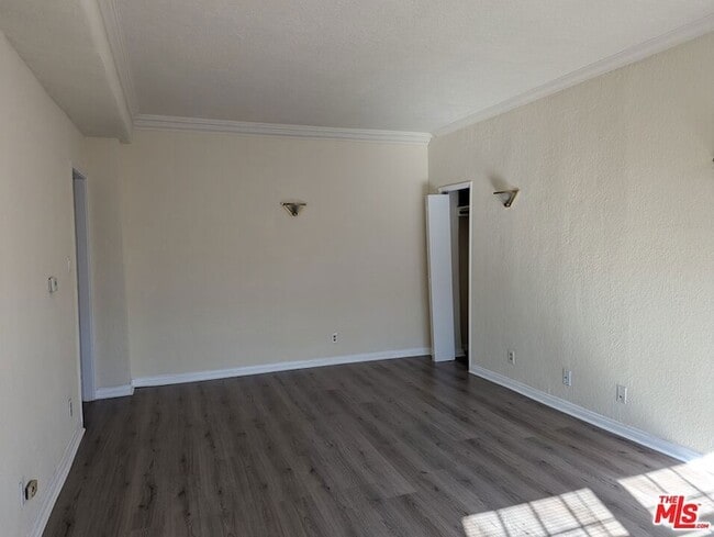 Building Photo - 5640 Franklin Ave