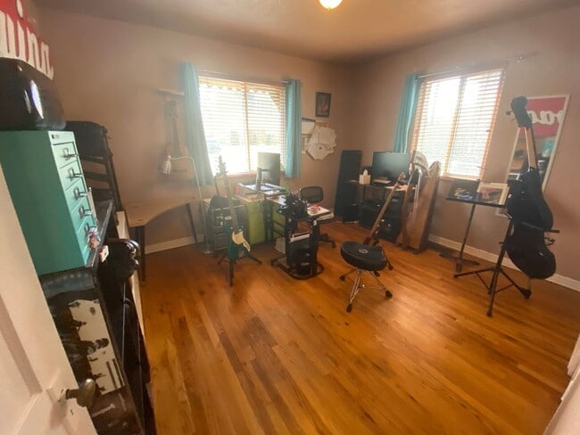 Building Photo - Awesome 2 bedroom Bungalow in Cory-Merill Neighborhood