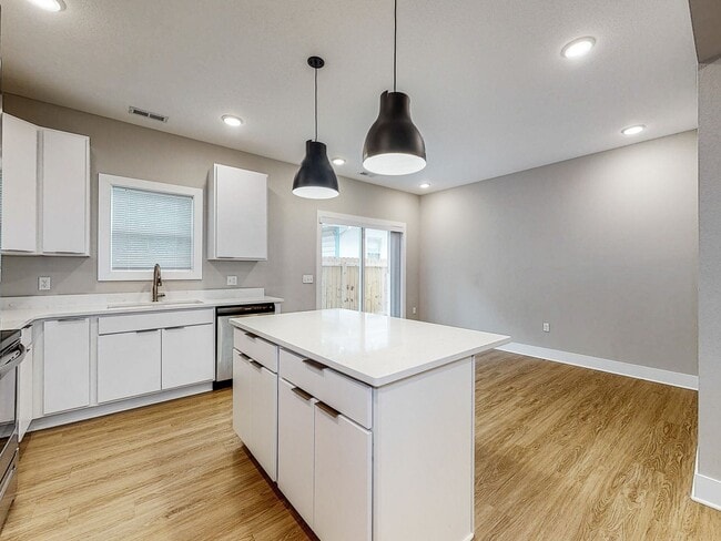 Building Photo - 308 S Walnut Ave