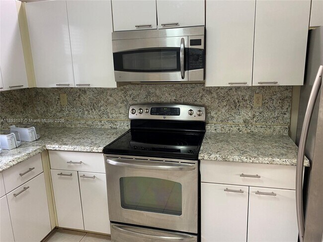 Building Photo - 1900 Diana Dr