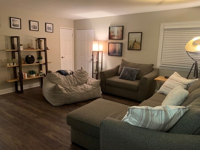 Building Photo - 438 N Gerard Ave