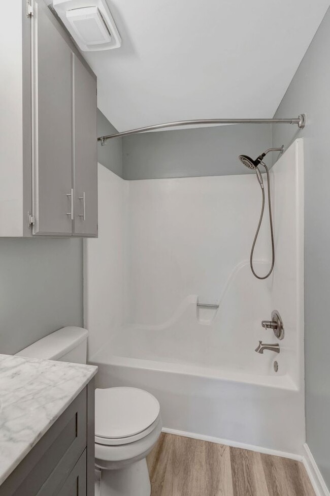 Building Photo - AVAILABLE NOW. 2 Bed 1 Bath Duplex. Locate...