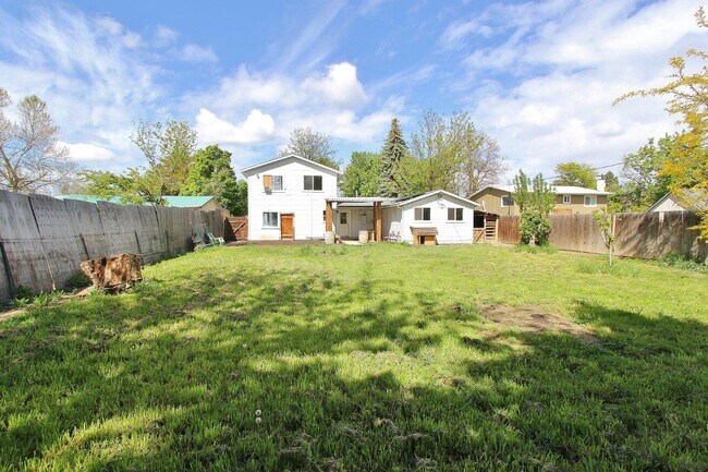 Building Photo - 816 S Wardwell Ave