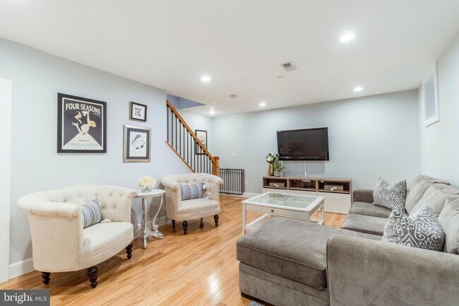 Building Photo - Three Bedroom Graduate Hospital Apartment