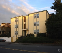 Building Photo - Fairlane Apartments (5520)