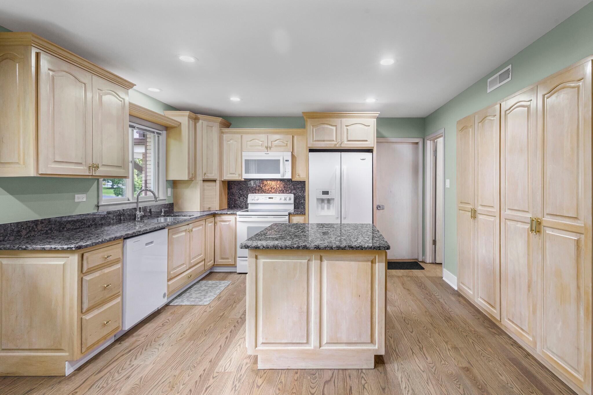 Building Photo - 2712 2nd Private Rd