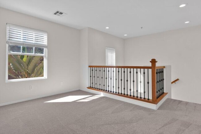 Building Photo - 4 Bed 2.5 Bath Townhome w/ Attached 2-Car ...