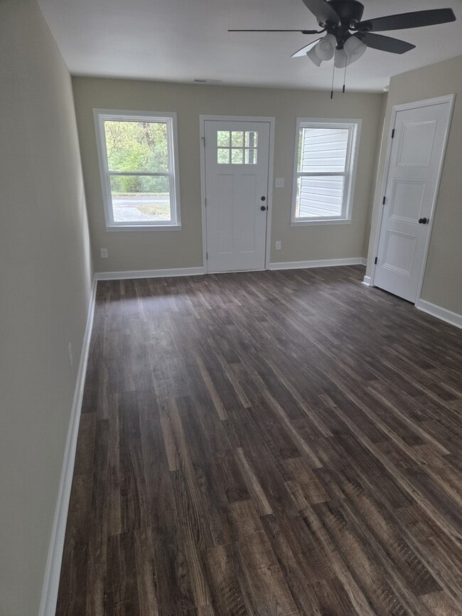 Building Photo - 210 W Washington Exd