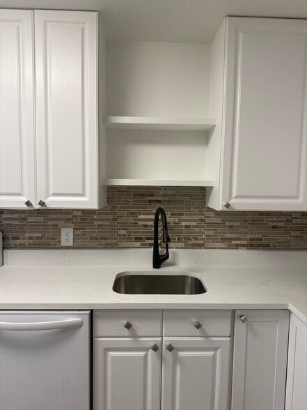 Building Photo - 739 Jack Ave S