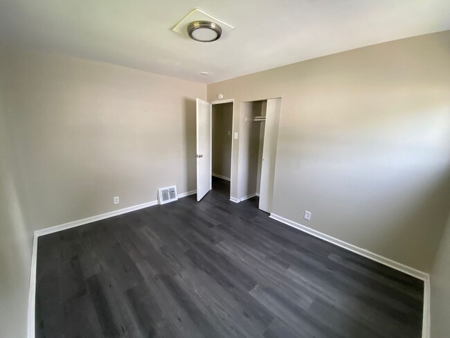 Building Photo - 10648 Spring Garden Dr