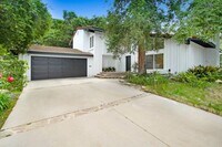 Building Photo - Rent this Beautiful 5 BEDROOM HOME NOW!