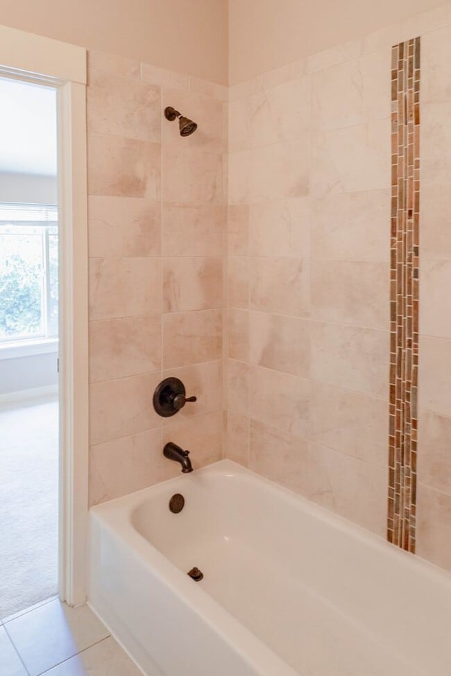 Building Photo - Townhouse Move-In Special – Half Month Free! Beautiful townhouse 3 beds 2.5 baths and garage.