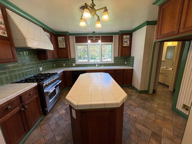 Building Photo - Visalia 2 Bed 2 Bath available now.
