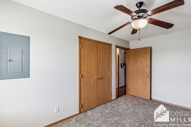 Building Photo - 2 Bedroom Home Near Starlight Drive In