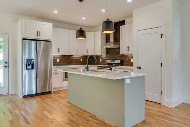Building Photo - Amazing 3 bed 2.5 w/fenced yard. 10 min fr...
