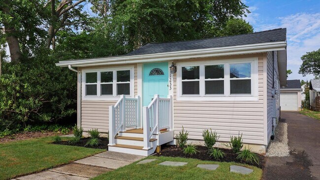 Building Photo - 1233 Oakwood Rd