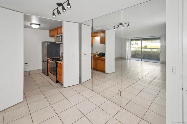 Building Photo - 6455 La Jolla Blvd