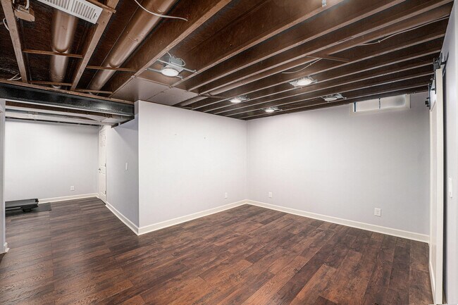 Building Photo - 27106 Ladbroke St