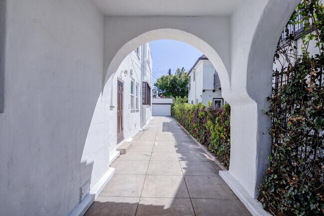 Building Photo - 176 S Orange Dr