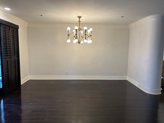 Building Photo - 850 N Croft Ave