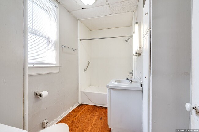 Building Photo - 218 E 8th St