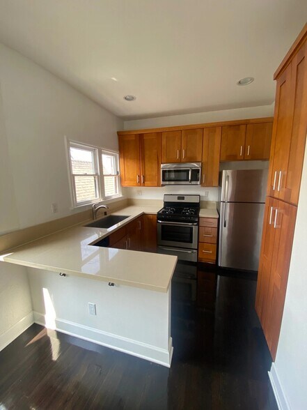 Building Photo - 1303 Cloverdale Ave
