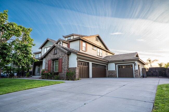 Building Photo - Exceptional estate Located In the highly desirable College Park Community.