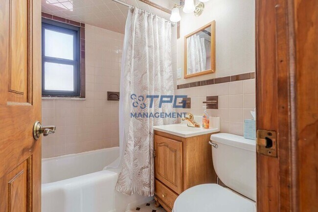 Building Photo - 8 Windsor Dr