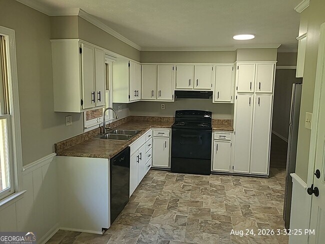 Building Photo - 563 Pinehill Rd