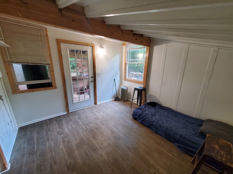 Building Photo - 317 Nelms Ave NE