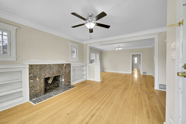 Building Photo - $3,400.00, 4 bed, 3 bed, located in Denver...