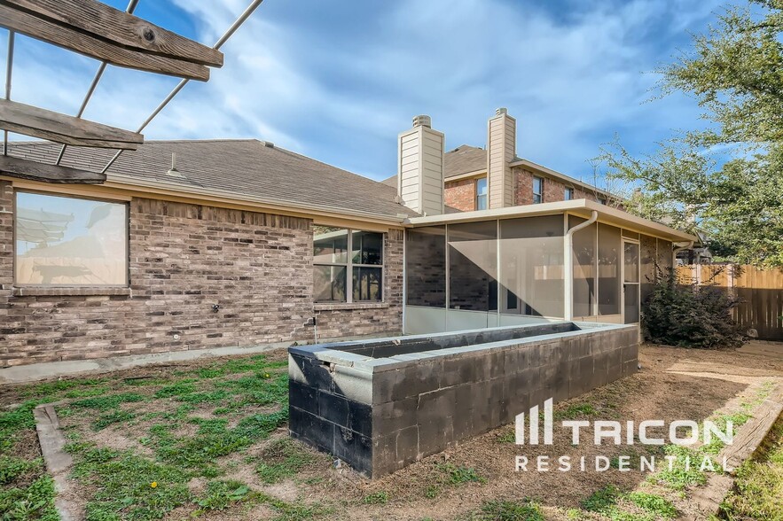 Building Photo - 9007 Water Oak Dr