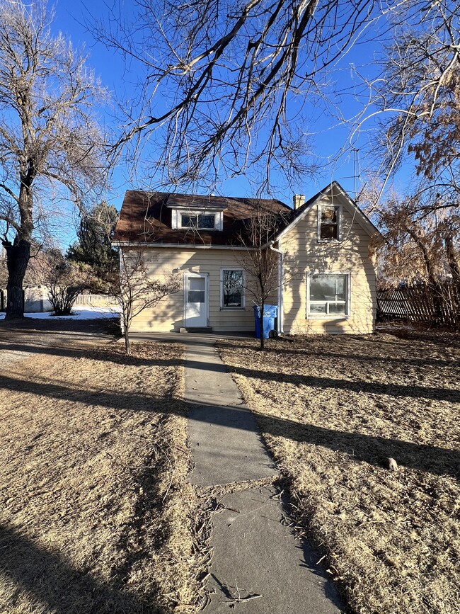 Building Photo - 749 Park Dr